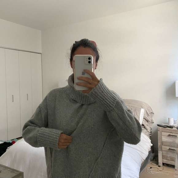 Gray turtleneck sweating with tailored stitching - Picture 3 of 11